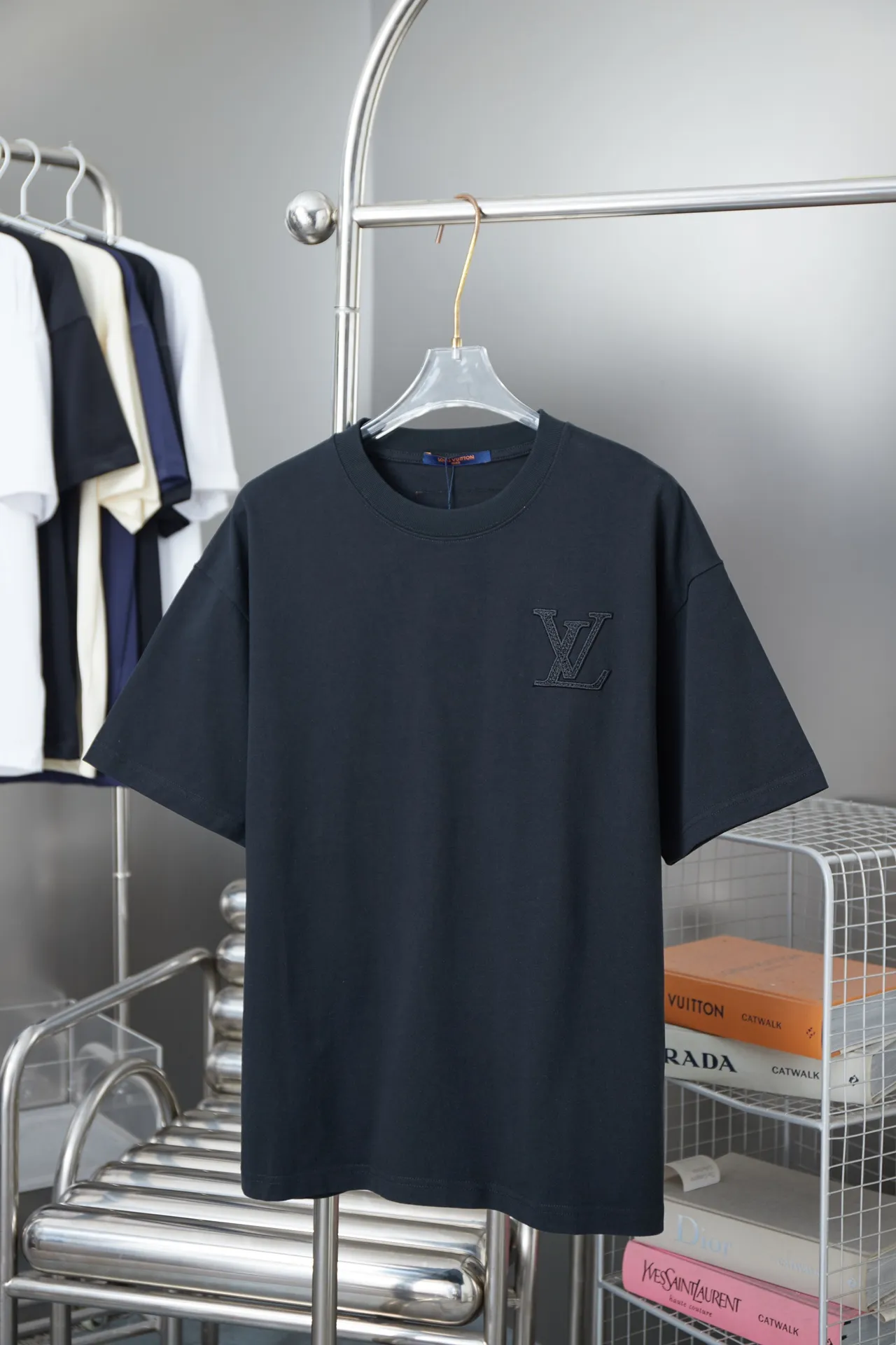 🅿️190 1V 25SS early spring new style Hydrosol embroidered LV letter short sleeves Light luxury essential item for daily commuting for men and women Correct version Welcome to compare Detailed features · 320g 100% pure cotton double yarn jersey fabric · Custom dyed in the same vat, special thickened 32 pieces double-strand 1X1 thread · Imported Tajima machine hydrosol embroidered LV letter logo on the front and back. Garment-washable embroidery hydrosol makes the embroidery offset printing softer and not stiff · Double-needle cross-stitching process · Original main mark washed tag brand moisture-proof paper packaging Color: black/white/burgundy Size: S/M/L/XL